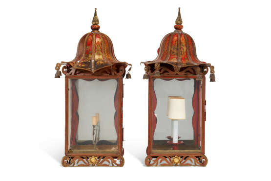 A SET OF FIVE REGENCY STYLE RED AND GILT JAPANNED TOLE LANTERNS - Foto 6