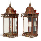 A SET OF FIVE REGENCY STYLE RED AND GILT JAPANNED TOLE LANTERNS - Foto 7