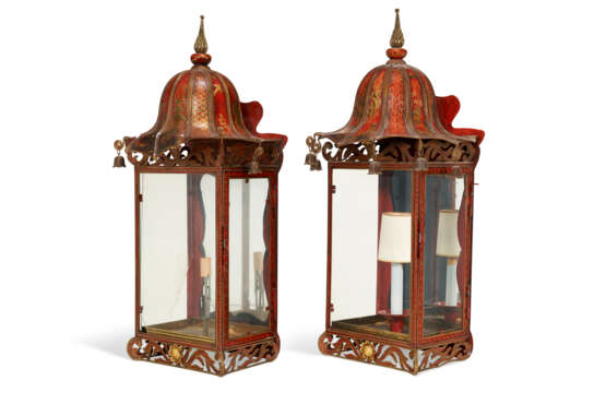 A SET OF FIVE REGENCY STYLE RED AND GILT JAPANNED TOLE LANTERNS - photo 7