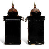 A SET OF FIVE REGENCY STYLE RED AND GILT JAPANNED TOLE LANTERNS - Foto 8