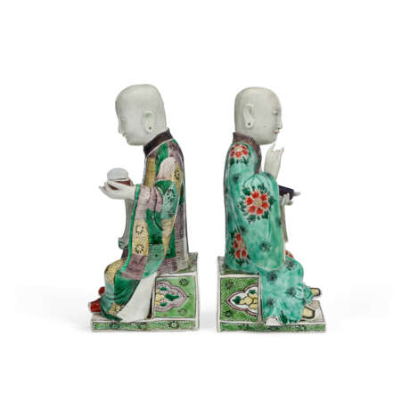 A PAIR OF CHINESE EXPORT PORCELAIN FIGURES OF SEATED LUOHANS - фото 3