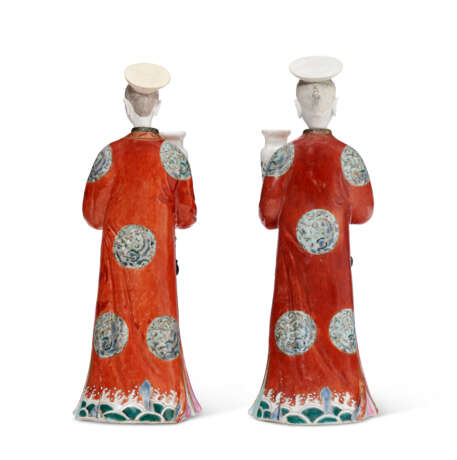 A PAIR OF CHINESE EXPORT PORCELAIN COURT LADIES - фото 2