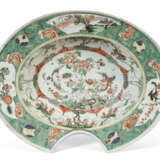 A CHINESE EXPORT PORCELAIN FAMILLE VERTE BARBER'S BASIN - фото 1