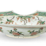 A CHINESE EXPORT PORCELAIN FAMILLE VERTE BARBER'S BASIN - фото 3