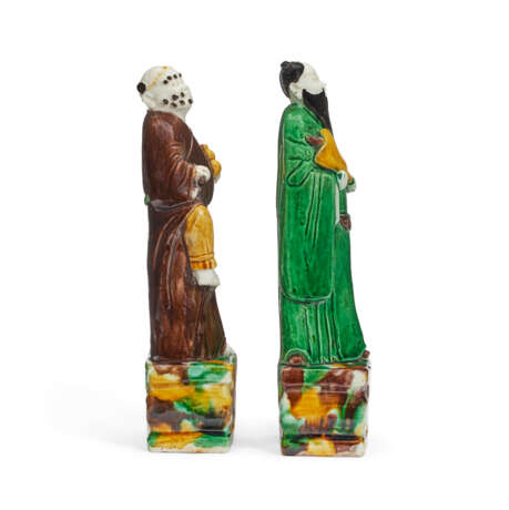 TWO CHINESE EXPORT PORCELAIN BISCUIT-GLAZED FIGURES OF IMMORTALS - фото 4