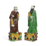 TWO CHINESE EXPORT PORCELAIN BISCUIT-GLAZED FIGURES OF IMMORTALS - фото 5