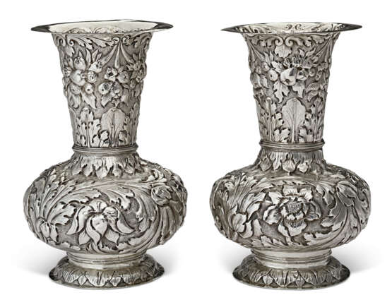 A PAIR OF CHARLES II SILVER GARNITURE VASES - photo 2