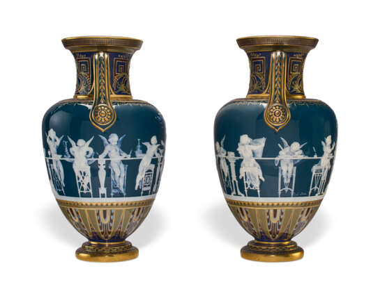 A PAIR OF MINTONS PATE-SUR-PATE PEACOCK BLUE VASES, 'LE DINNER ET L'ECOLE' - photo 2