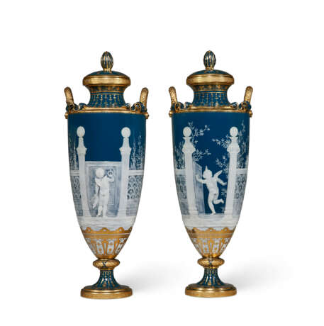 A PAIR OF MINTONS PATE-SUR-PATE PEACOCK BLUE VASES AND COVERS - photo 3