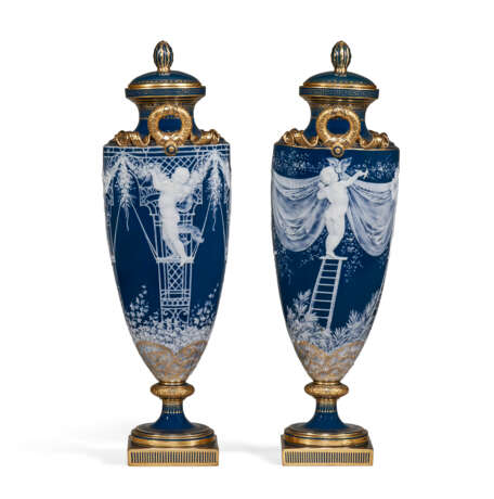 A PAIR OF MINTONS PATE-SUR-PATE PEACOCK BLUE VASES AND COVERS - photo 3