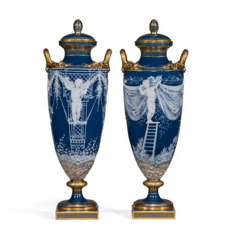 A PAIR OF MINTONS PATE-SUR-PATE PEACOCK BLUE VASES AND COVERS - photo 4