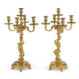A PAIR OF FRENCH ORMOLU FIVE-LIGHT CANDELABRA - Foto 6