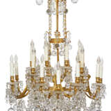 A FRENCH ORMOLU AND CUT-CRYSTAL TWENTY-FOUR LIGHT CHANDELIER - Foto 2