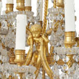 A FRENCH ORMOLU AND CUT-CRYSTAL TWENTY-FOUR LIGHT CHANDELIER - Foto 4