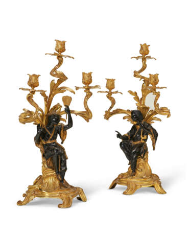 A PAIR OF FRENCH ORMOLU AND PATINATED BRONZE ‘CHINOISERIE’ CANDELABRA - Foto 7