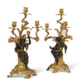 A PAIR OF FRENCH ORMOLU AND PATINATED BRONZE ‘CHINOISERIE’ CANDELABRA - Foto 7