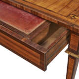 A LATE LOUIS XV AMARANTH, KINGWOOD, TULIPWOOD AND MARQUETRY BONHEUR DU JOUR - Foto 6