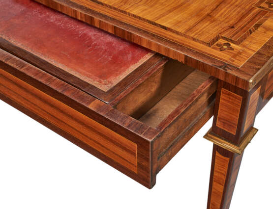 A LATE LOUIS XV AMARANTH, KINGWOOD, TULIPWOOD AND MARQUETRY BONHEUR DU JOUR - Foto 6