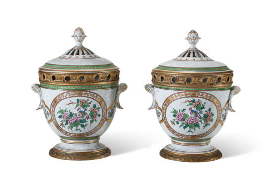 A PAIR OF ORMOLU-MOUNTED SAMSON PORCELAIN POTPOURRI VASES AND COVERS - Foto 1