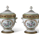 A PAIR OF ORMOLU-MOUNTED SAMSON PORCELAIN POTPOURRI VASES AND COVERS - Foto 1