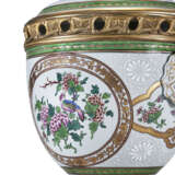 A PAIR OF ORMOLU-MOUNTED SAMSON PORCELAIN POTPOURRI VASES AND COVERS - Foto 2