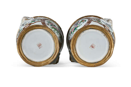 A PAIR OF ORMOLU-MOUNTED SAMSON PORCELAIN POTPOURRI VASES AND COVERS - Foto 3