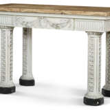 A PAIR OF NORTH ITALIAN GREY-PAINTED CONSOLE TABLES - Foto 3