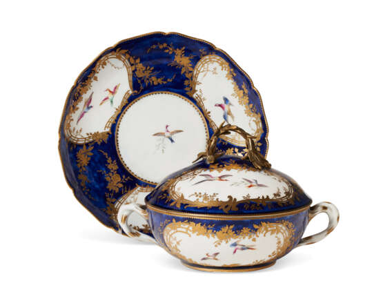 A GILT-BRONZE-MOUNTED VINCENNES PORCELAIN BLEU LAPIS ECUELLE, COVER AND STAND (ECUELLE RONDE TOURNEE ET PLATEAU RONDE, 2EME GRANDEUR) - фото 1