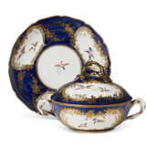 A GILT-BRONZE-MOUNTED VINCENNES PORCELAIN BLEU LAPIS ECUELLE, COVER AND STAND (ECUELLE RONDE TOURNEE ET PLATEAU RONDE, 2EME GRANDEUR) - Foto 1