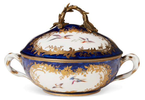 A GILT-BRONZE-MOUNTED VINCENNES PORCELAIN BLEU LAPIS ECUELLE, COVER AND STAND (ECUELLE RONDE TOURNEE ET PLATEAU RONDE, 2EME GRANDEUR) - Foto 3