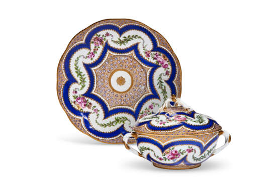 A SEVRES PORCELAIN ECUELLE, COVER, AND STAND (ECUELLE 'RONDE TOURNEE' ET PLATEAU 'ROND', 3EME GRANDEUR) - Foto 1