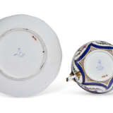 A SEVRES PORCELAIN ECUELLE, COVER, AND STAND (ECUELLE 'RONDE TOURNEE' ET PLATEAU 'ROND', 3EME GRANDEUR) - Foto 3