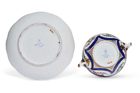 A SEVRES PORCELAIN ECUELLE, COVER, AND STAND (ECUELLE 'RONDE TOURNEE' ET PLATEAU 'ROND', 3EME GRANDEUR) - Foto 3