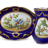 A SILVER-GILT MOUNTED SEVRES PORCELAIN 'BEAU BLEU' GROUND BALUSTER JUG AND HINGED COVER (POT 'A L'EAU TOURNE') AND AN ASSOCIATED LATER-DECORATED BASIN - Foto 1