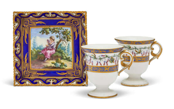 A SEVRES PORCELAIN 'BLEU NOUVEAU' RETICULATED TRAY (PLATEAU CARRE A JOUR, 3EME GRANDEUR) AND TWO ICE-CUPS (TASSES A GLACE) - Foto 1