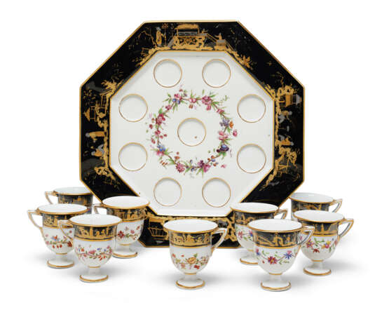 A SEVRES (HARD PASTE) PORCELAIN BLACK-GROUND OCTAGONAL ICE-CUP TRAY AND NINE ICE-CUPS - Foto 1