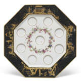 A SEVRES (HARD PASTE) PORCELAIN BLACK-GROUND OCTAGONAL ICE-CUP TRAY AND NINE ICE-CUPS - Foto 2