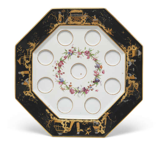 A SEVRES (HARD PASTE) PORCELAIN BLACK-GROUND OCTAGONAL ICE-CUP TRAY AND NINE ICE-CUPS - Foto 2