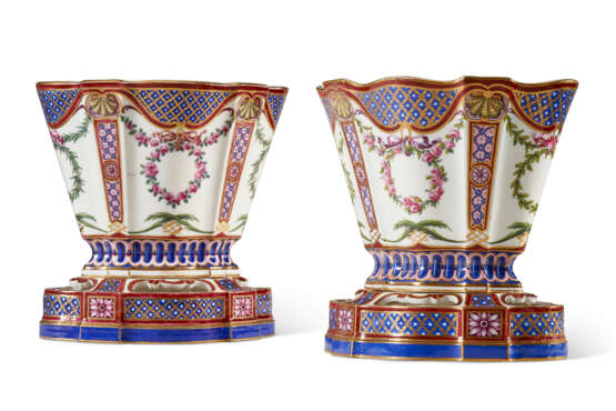 TWO SEVRES PORCELAIN FLOWER-VASES AND PIERCED STANDS (VASES ‘HOLLANDOIS’, 2EME GRANDEUR) - Foto 1