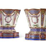 TWO SEVRES PORCELAIN FLOWER-VASES AND PIERCED STANDS (VASES ‘HOLLANDOIS’, 2EME GRANDEUR) - Foto 1