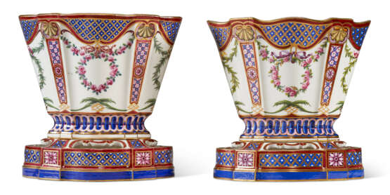 TWO SEVRES PORCELAIN FLOWER-VASES AND PIERCED STANDS (VASES ‘HOLLANDOIS’, 2EME GRANDEUR) - Foto 2