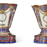 TWO SEVRES PORCELAIN FLOWER-VASES AND PIERCED STANDS (VASES ‘HOLLANDOIS’, 2EME GRANDEUR) - Foto 3