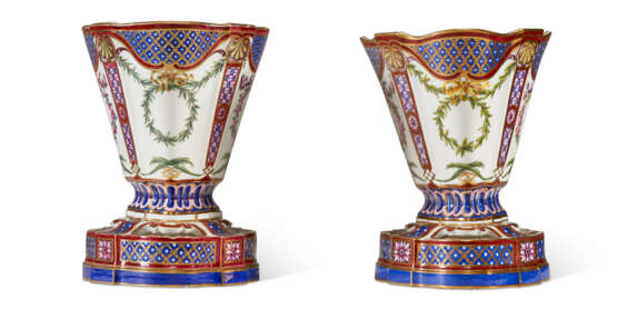 TWO SEVRES PORCELAIN FLOWER-VASES AND PIERCED STANDS (VASES ‘HOLLANDOIS’, 2EME GRANDEUR) - Foto 3