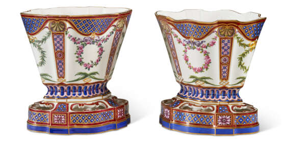 TWO SEVRES PORCELAIN FLOWER-VASES AND PIERCED STANDS (VASES ‘HOLLANDOIS’, 2EME GRANDEUR) - Foto 4