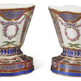 TWO SEVRES PORCELAIN FLOWER-VASES AND PIERCED STANDS (VASES ‘HOLLANDOIS’, 2EME GRANDEUR) - Foto 4