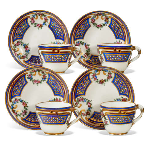 A SET OF FOUR SEVRES PORCELAIN CUPS AND SAUCERS (GOBELET ‘HEBERT’ ET SOUCOUPE, 3EME GRANDEUR) - Foto 1