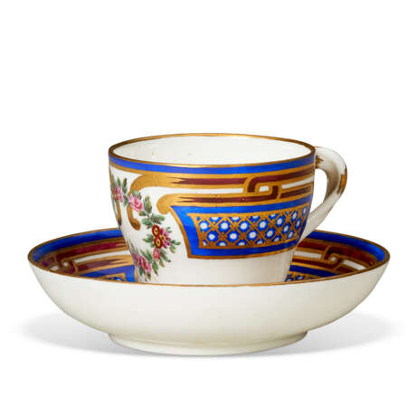 A SET OF FOUR SEVRES PORCELAIN CUPS AND SAUCERS (GOBELET ‘HEBERT’ ET SOUCOUPE, 3EME GRANDEUR) - Foto 2