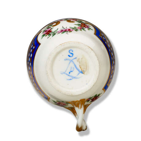 A SET OF FOUR SEVRES PORCELAIN CUPS AND SAUCERS (GOBELET ‘HEBERT’ ET SOUCOUPE, 3EME GRANDEUR) - Foto 4