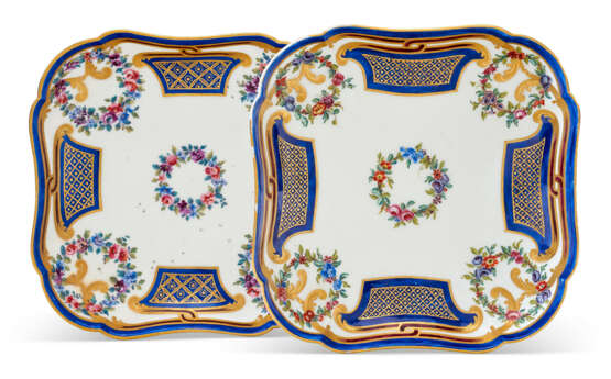 TWO SEVRES PORCELAIN SHAPED-SQUARE DISHES (COMPOTIERS CARRE) - Foto 1