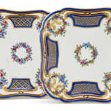 TWO SEVRES PORCELAIN SHAPED-SQUARE DISHES (COMPOTIERS CARRE) - Foto 1